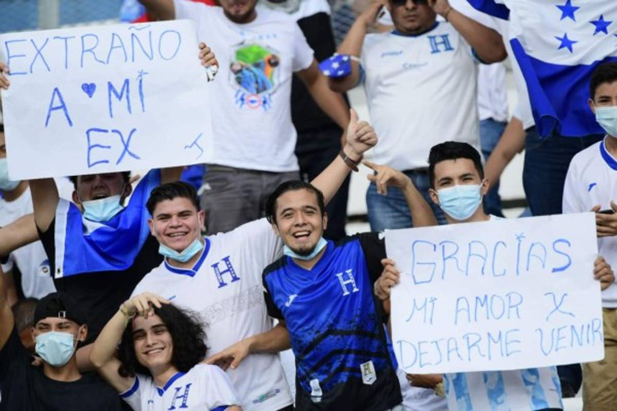 ¡Pancartas, Batman y un astronauta! El ambientazo en el Olímpico para el Honduras vs. Costa Rica