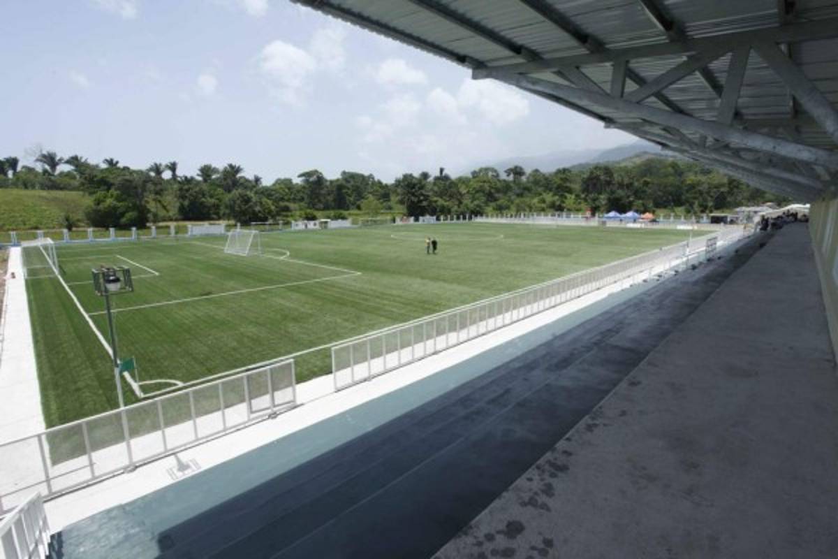 Los ex futbolistas hondureños que tienen bonitos complejos deportivos