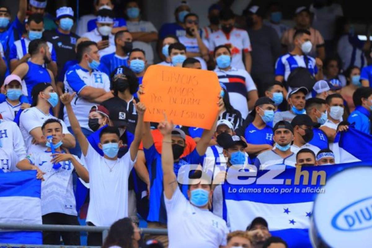 'Extraño a mi ex', 'mandilón': Las pancartas más curiosas y jocosas en el Estadio Olímpico