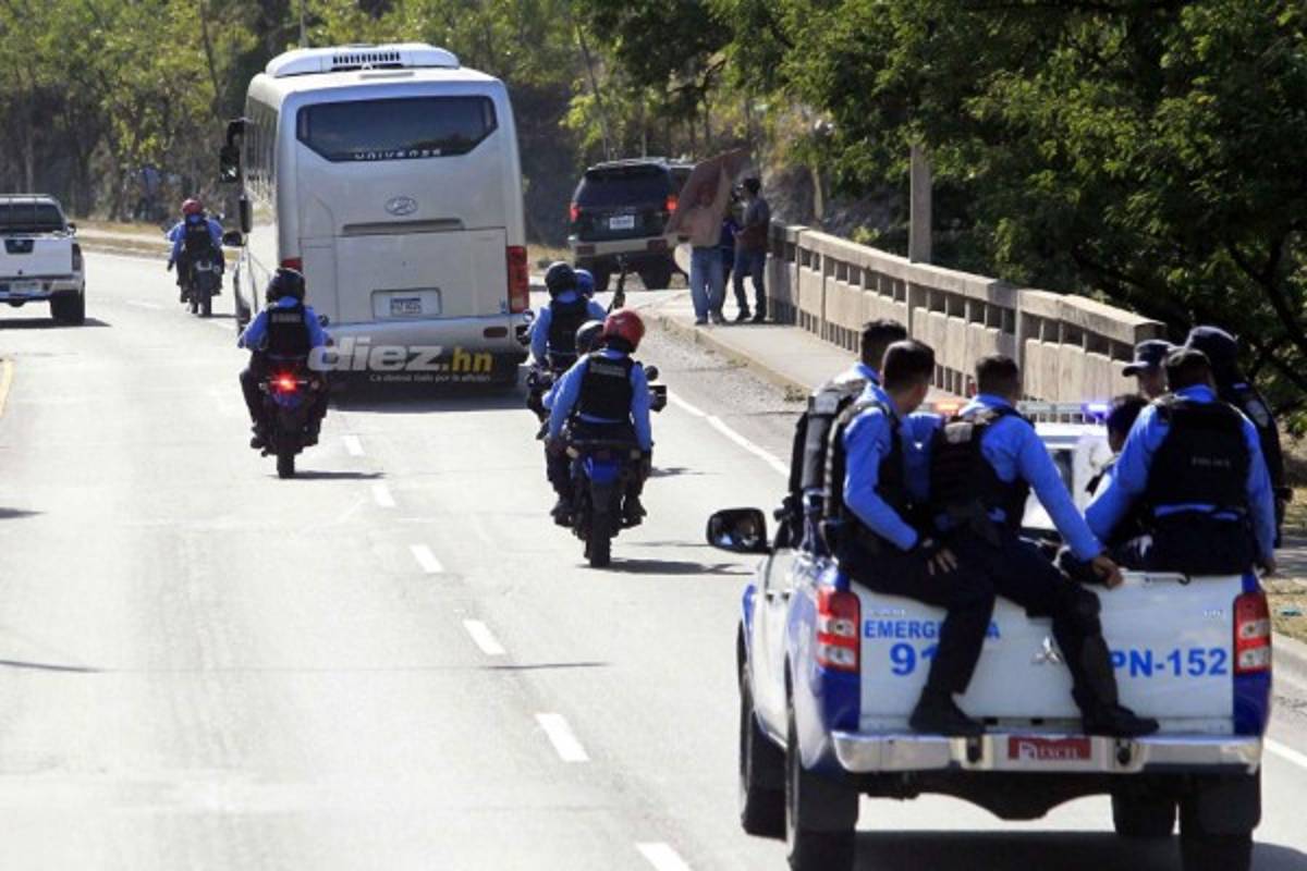 En fotos: El fuerte resguardo policial a Motagua en su viaje a Comayagua