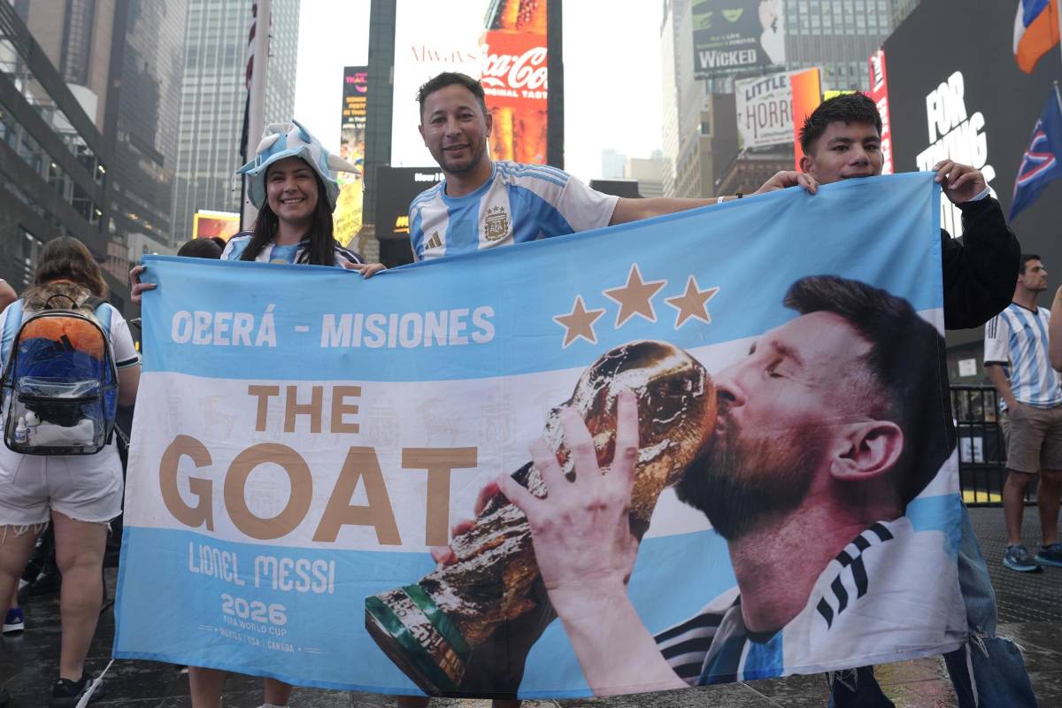 La bellas argentinas engalanan Times Square en el tremendo banderazo previo a la final