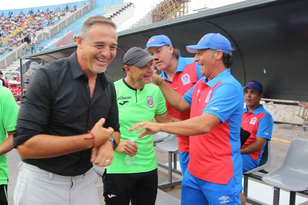 No se vio por TV: Interceptan a Troglio llegando al estadio, el look del Chino López y, ¿qué hacían en los banquillos?