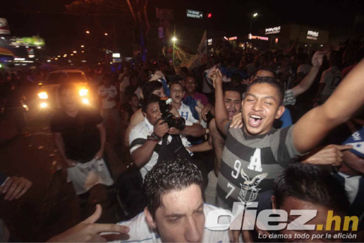Hondureños celebrando clasificación al Mundial