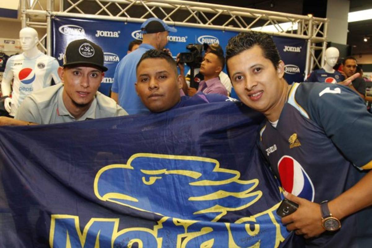 Aficionados abarrotaron llegada de Motagua a San Pedro Sula