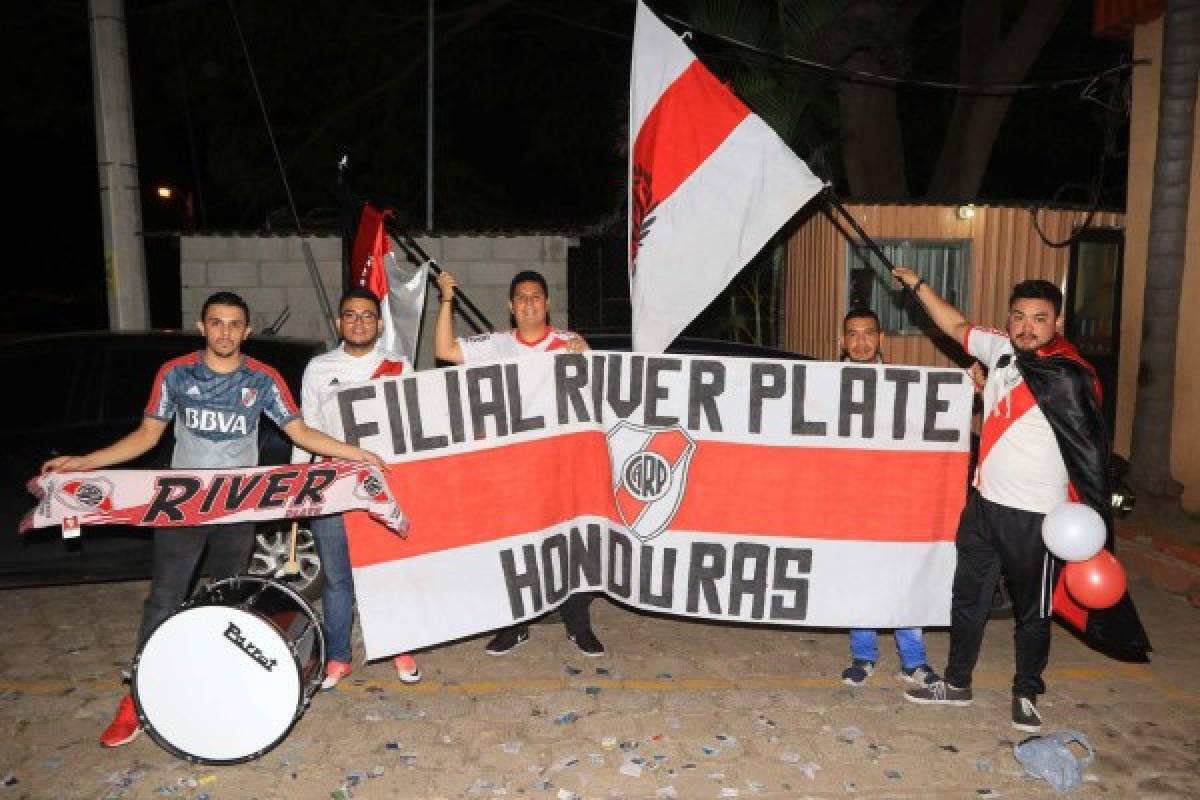 FOTOS: Hinchas hondureños viven la emoción del Boca-River en Tegucigalpa