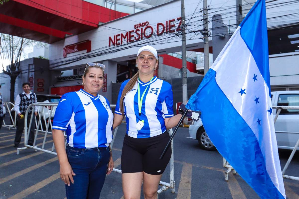Belleza hondureña en Toluca y las banderas cinco estrellas inundan las calles en el México vs Honduras
