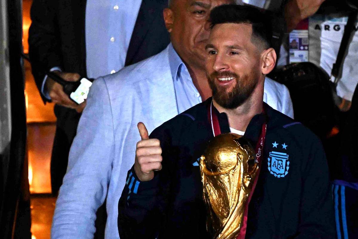 La copa está en casa: El espectacular recibimiento en Argentina a Messi y los campeones del Mundo