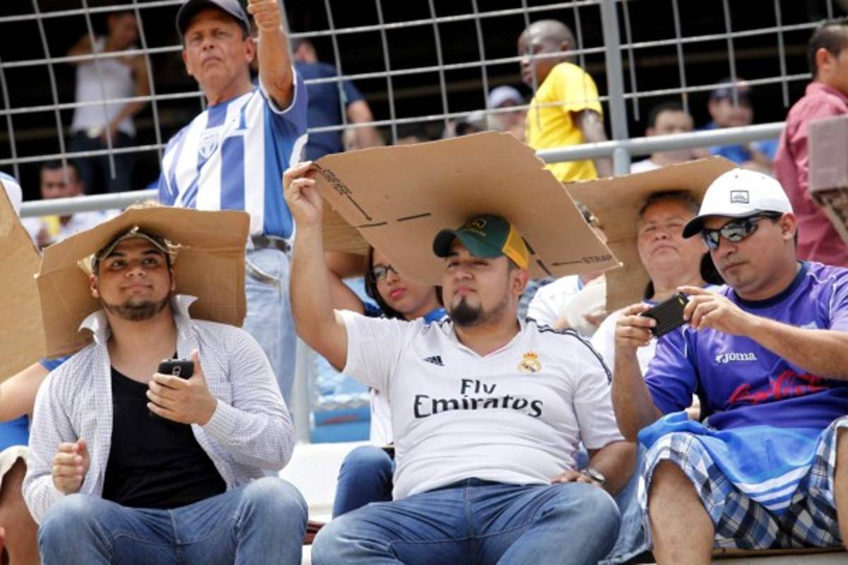 Aficionados hondureños se las ingenian para sofocar el fuerte calor de San Pedro Sula