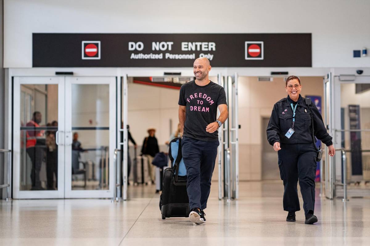Mascherano llegó a Miami y fue recibido con tremendo abrazo; así le espera Messi y sus compañeros del Barcelona