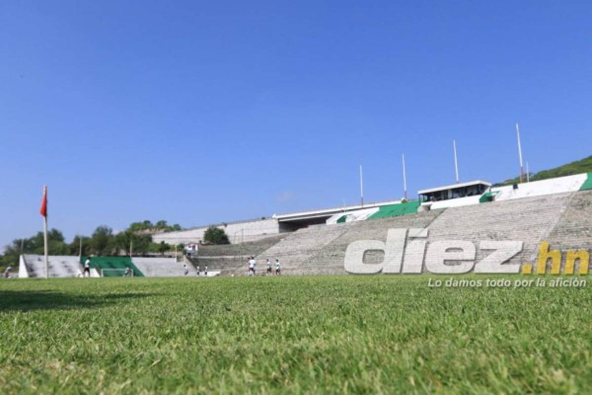 El feo y abandonado estadio donde entrena Honduras en Cuernavaca
