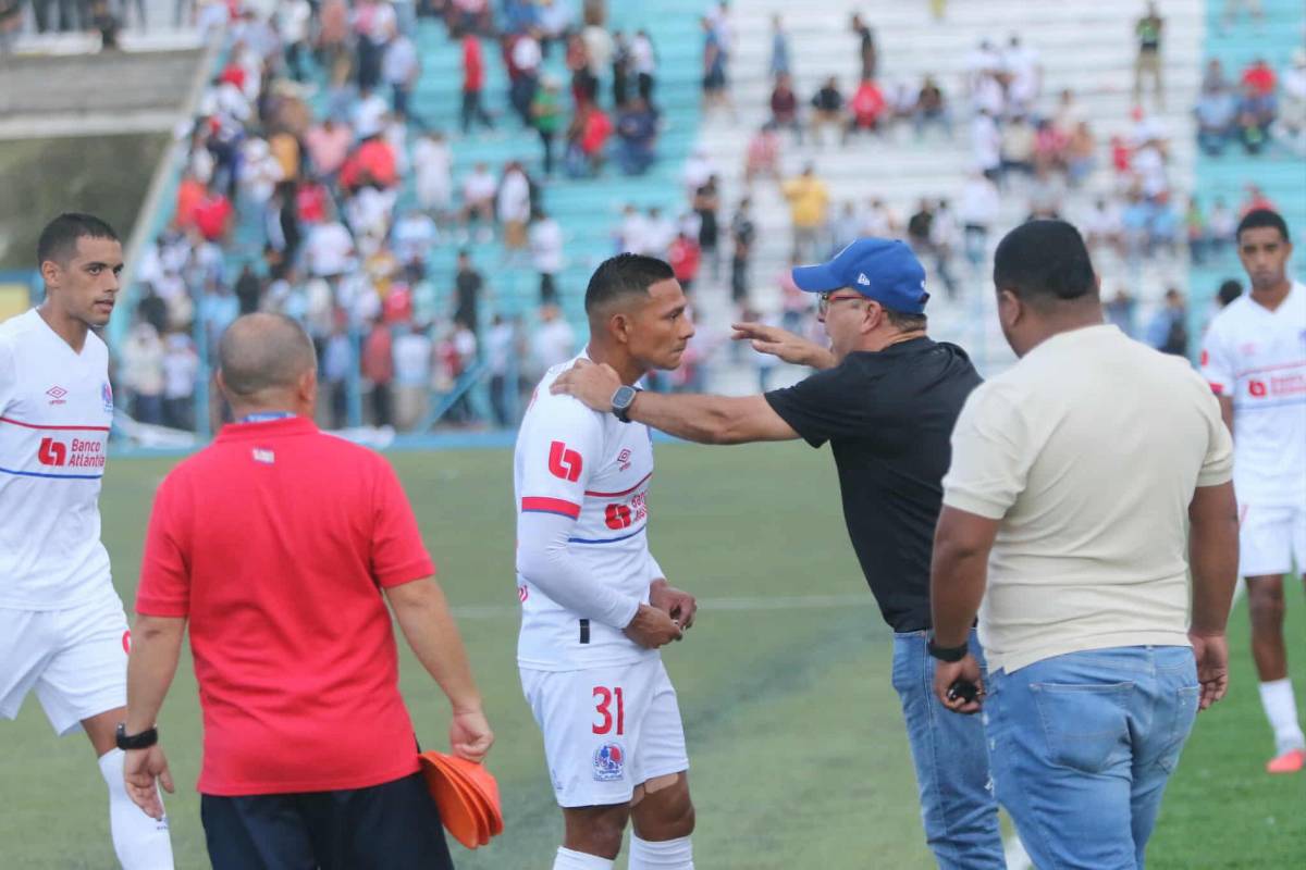 Olimpia se fue humillado, furia de Espinel, ex del León le gritó el gol a la banca y directivo bajó a hablar con los jugadores tras goleada ante Génesis PN