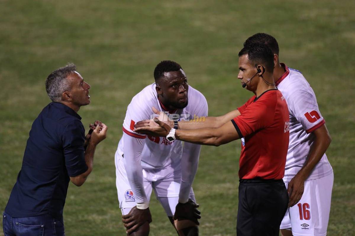 Violencia en las graderías, el extraño look de jugador de Motagua y el cordial saludo entre la Tota y Lavallén