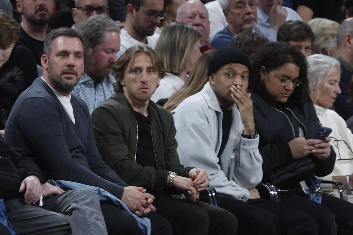 Modric realizó tremendo gesto y Mbappé con cara de pocos amigos: estrellas del Madrid sorprendieron en el clásico del Basketball