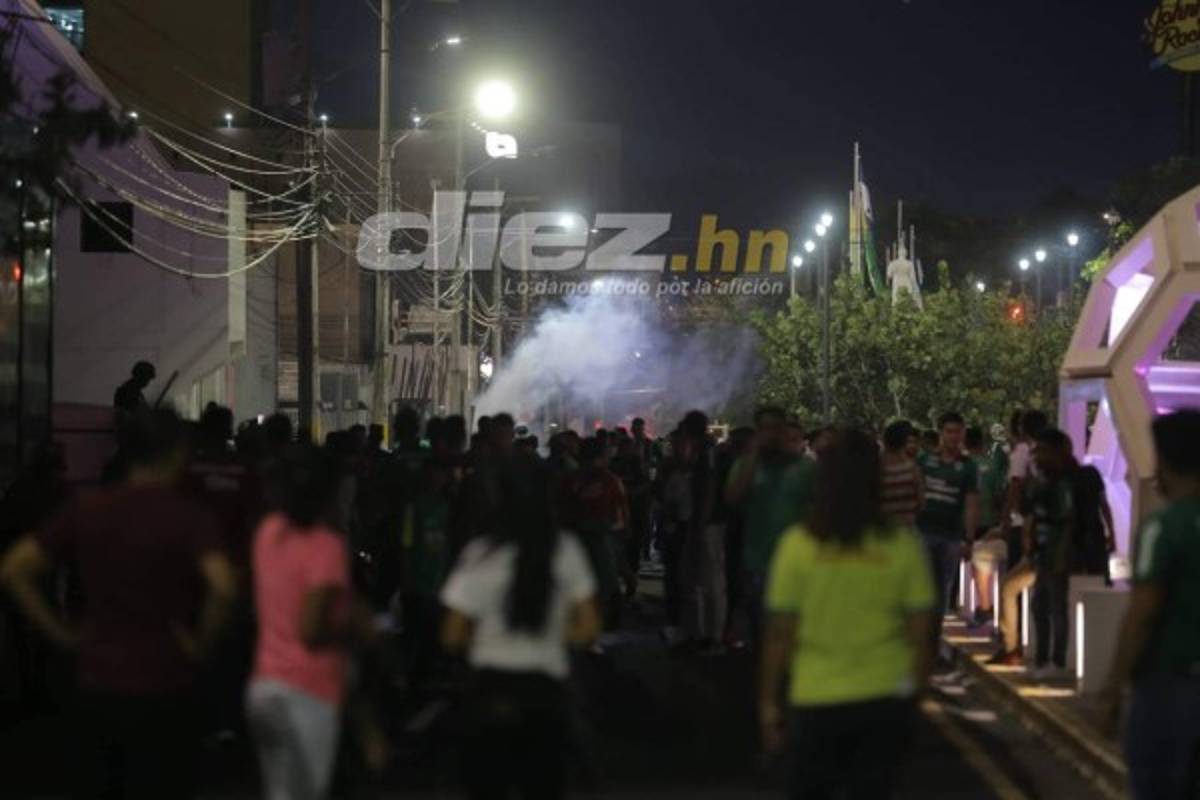 Minutos de terror en las afueras del Morazán: Lluvia de piedras y gases lacrimógenos