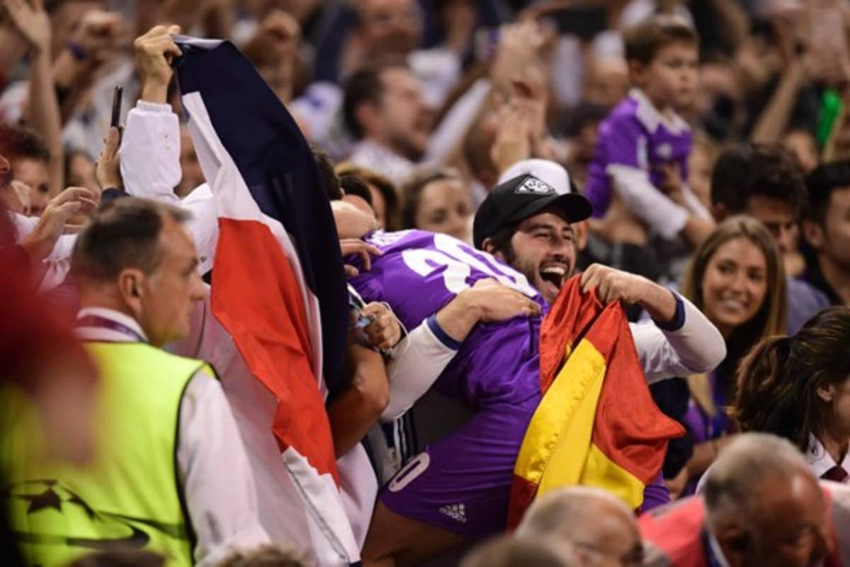 NO VISTE EN TV: Los abrazos de Alves y la chica que se robó la atención en Cardiff