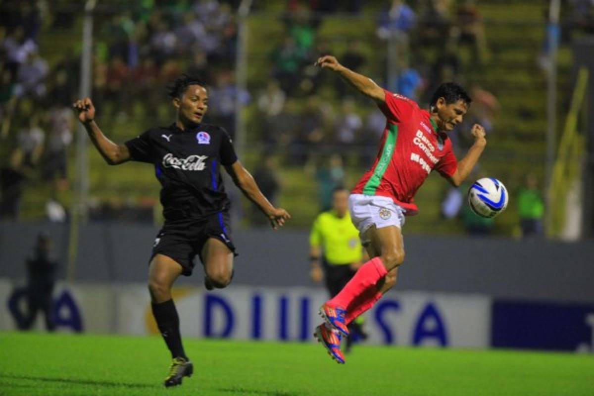 El árbitro Héctor Rodríguez no le pita claro penal a Óscar Bonilla