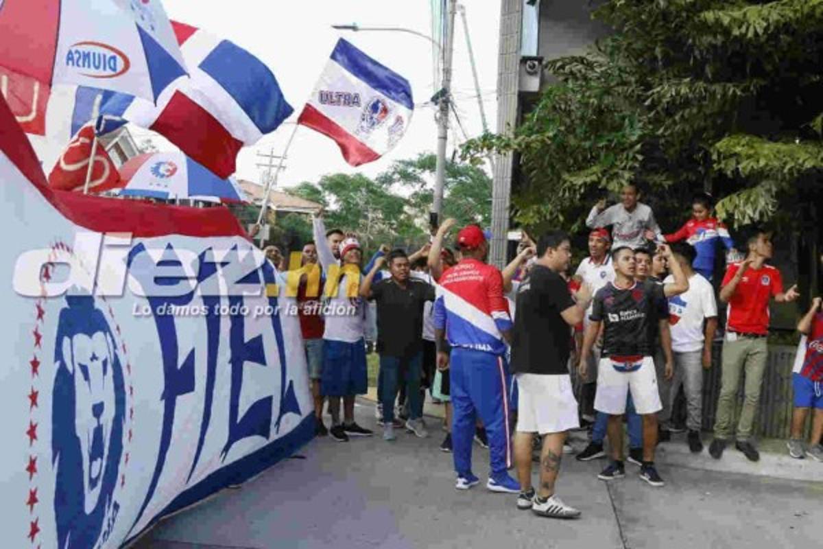 Barra del Olimpia llegó a motivar al plantel previo al juego ante Saprissa