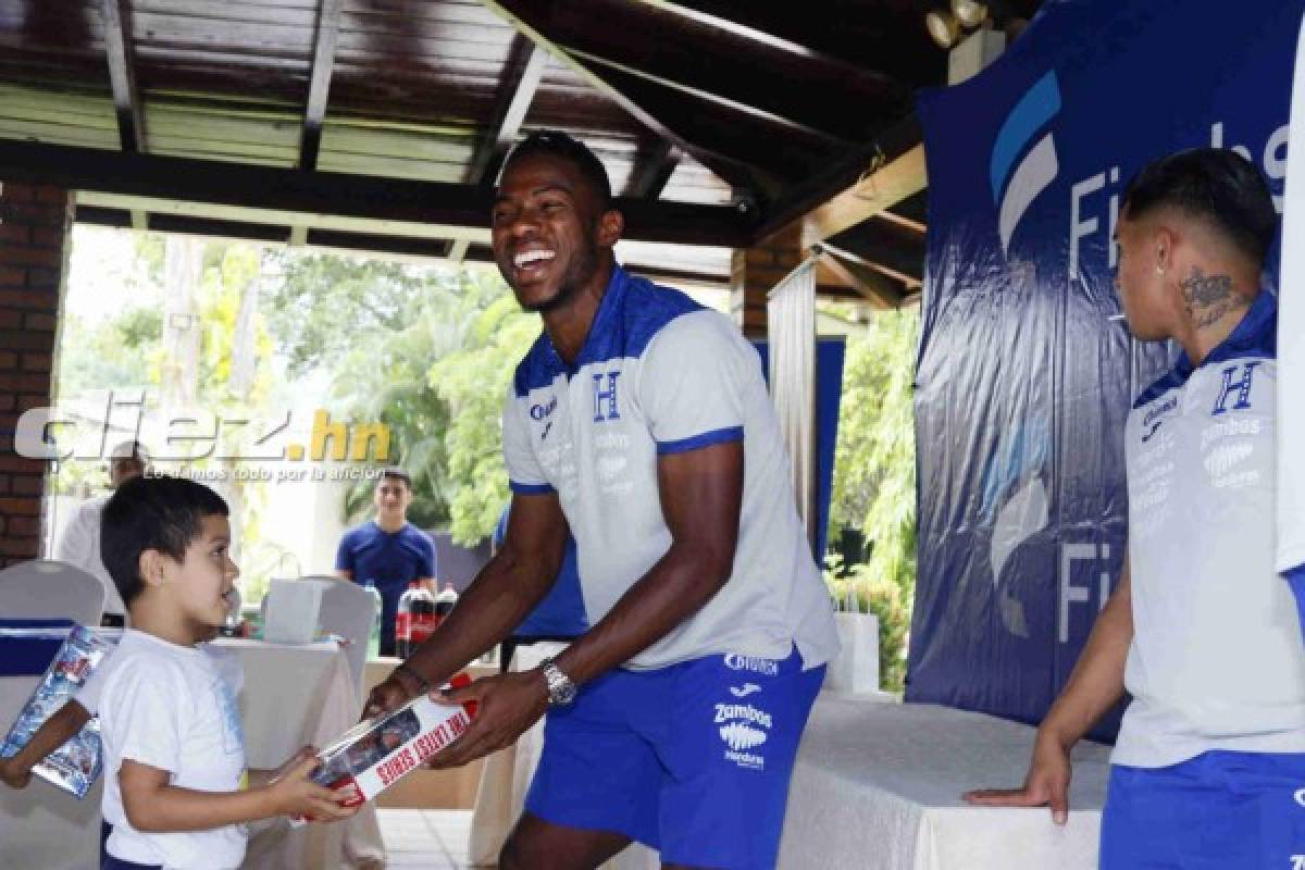FOTOS: Jugadores de Selección de Honduras llevan alegría a un grupo de niños