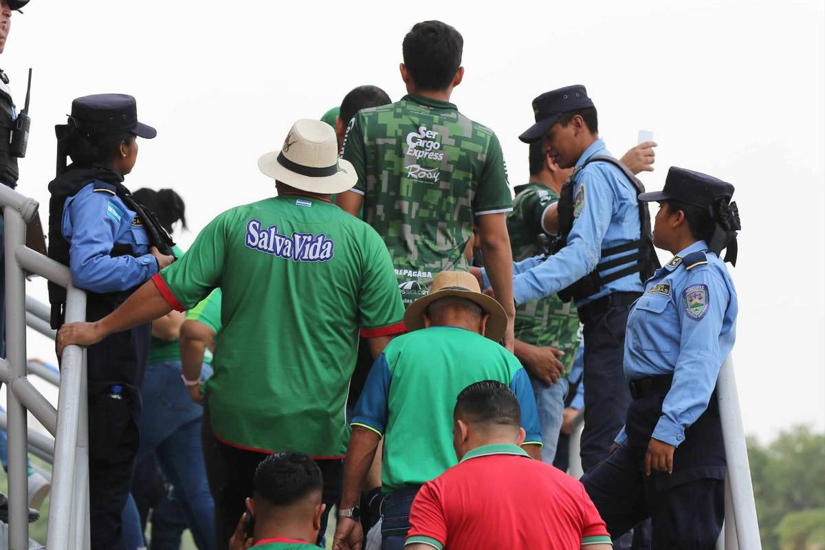 FOTOS: Aficionados de Marathón viajan a Comayagua y pintan de verde las semifinales ante Génesis
