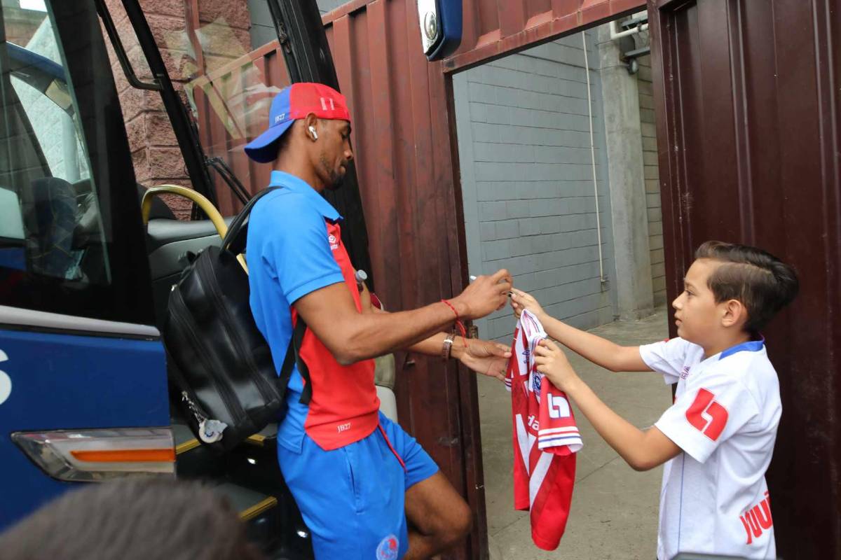 Eduardo Espinel no la pasó bien, sorpresas a la llegada y hasta en paila para ver al Olimpia contra los Lobos de la UPNFM