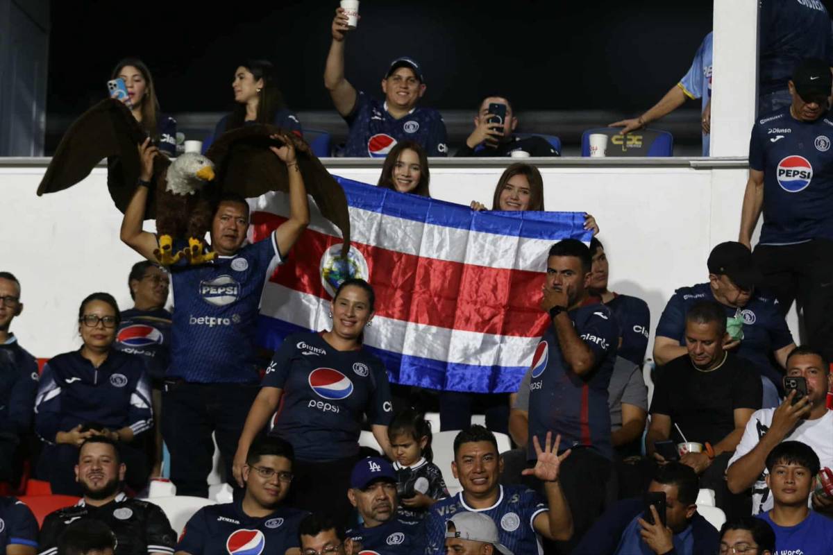 ¡Bellezas en el Nacional! Aficionada tica roba miradas y catrachas lucen espléndidas en el Motagua vs Alajuelense