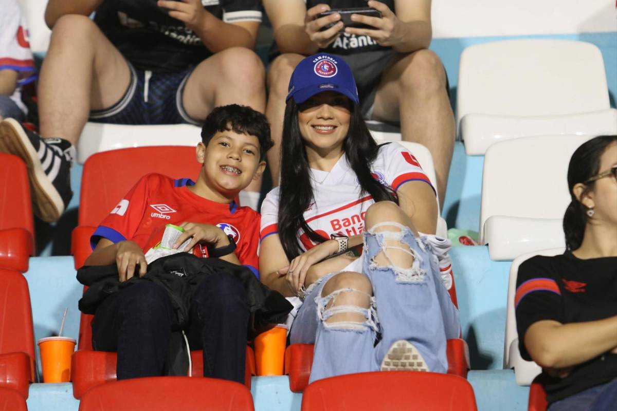 Fiestón de la Ultra Fiel, guapas chapinas y todo el ambiente del Olimpia-Xelajú por Copa Centroamericana