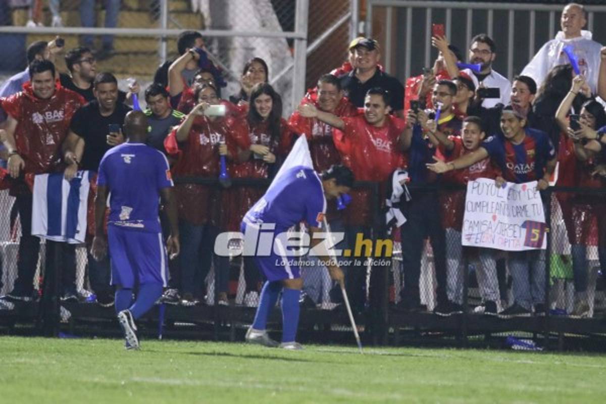 NO SE VIO EN TV: El hincha que buscaba una foto con una Leyenda del Mundo y la petición a Puyol