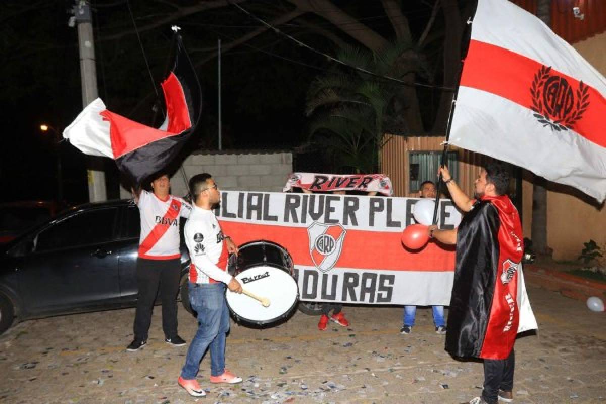 FOTOS: Hinchas hondureños viven la emoción del Boca-River en Tegucigalpa