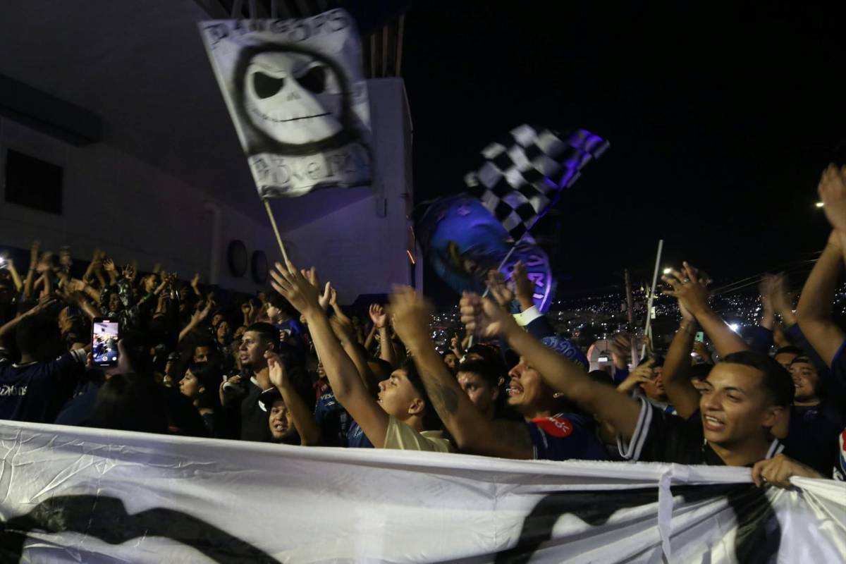 ¡Locura! Afición de Motagua arropa al club con banderazo; niño sorprende a Javier López
