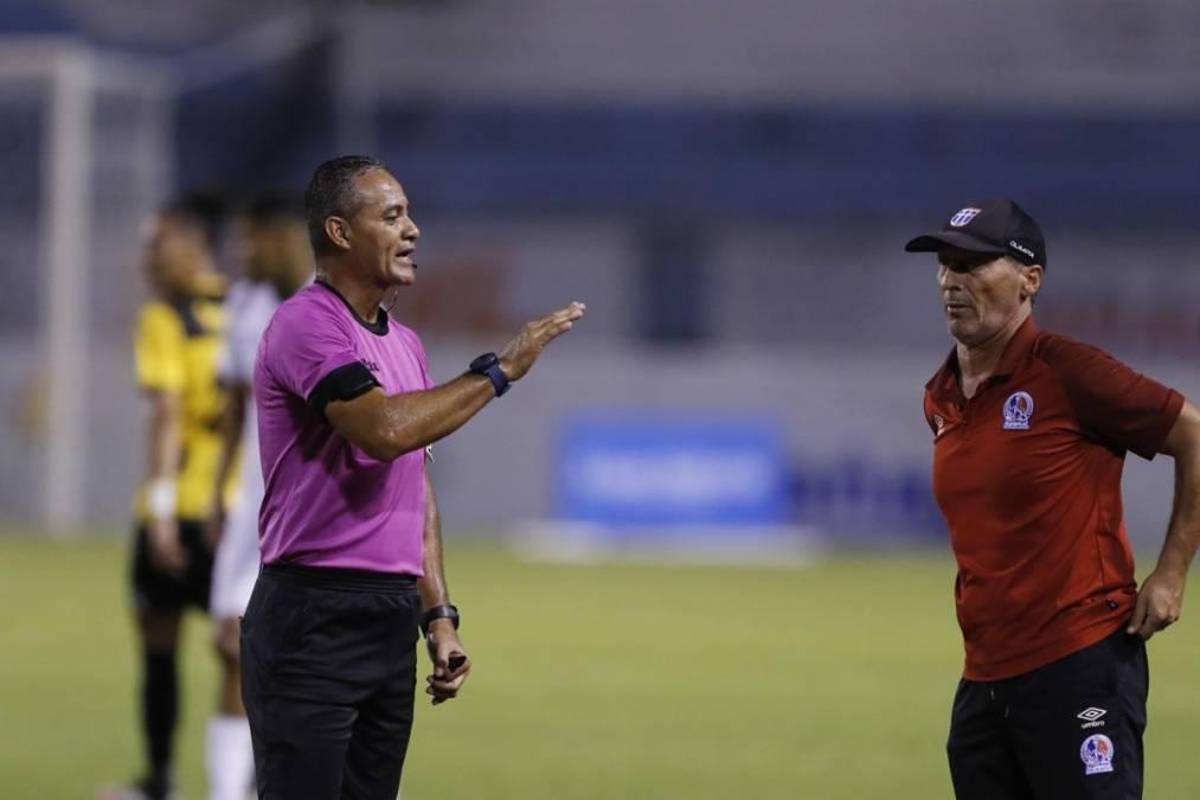 NO SE VIO EN TV: Feo gesto de Moya a Troglio, la modelo que reapareció y lo insólito que pasó en el Real España - Olimpia