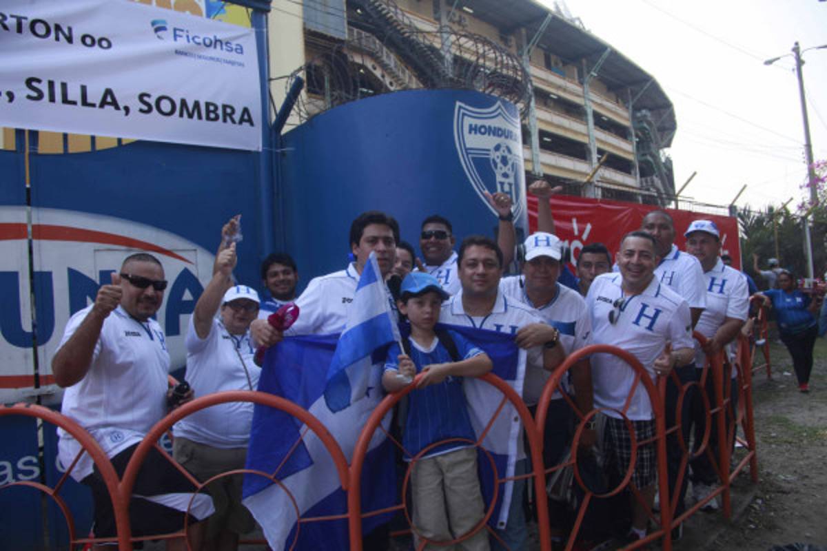 Ambiente Honduras-México en las afueras del Olímpico