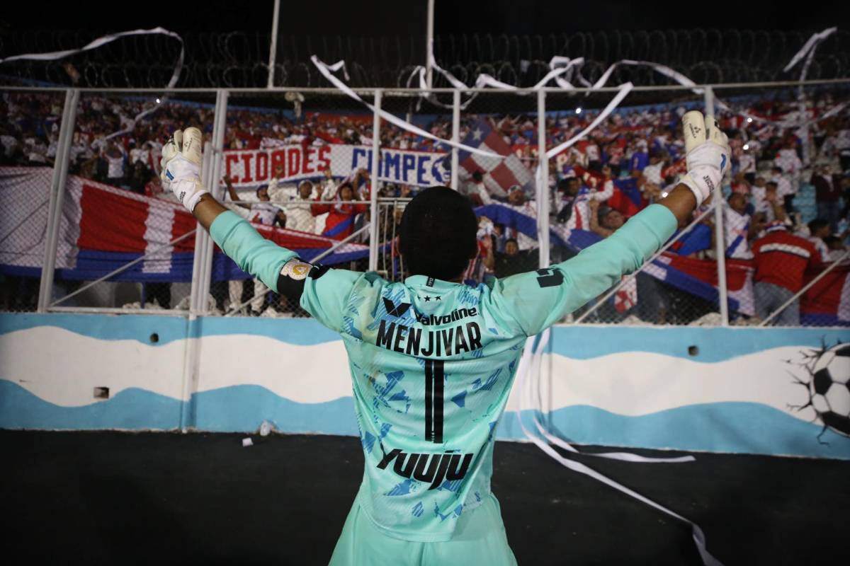 FOTOS: El que se robó el show en el festejo de Olimpia, el beso de Beckeles, legionarios presentes e invasión de cancha