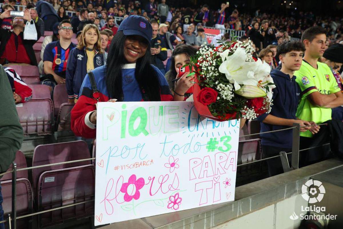 Con sus hijos, entre lágrimas y hasta le llevaron flores: la última noche de Piqué como jugador del Barcelona en el Camp Nou