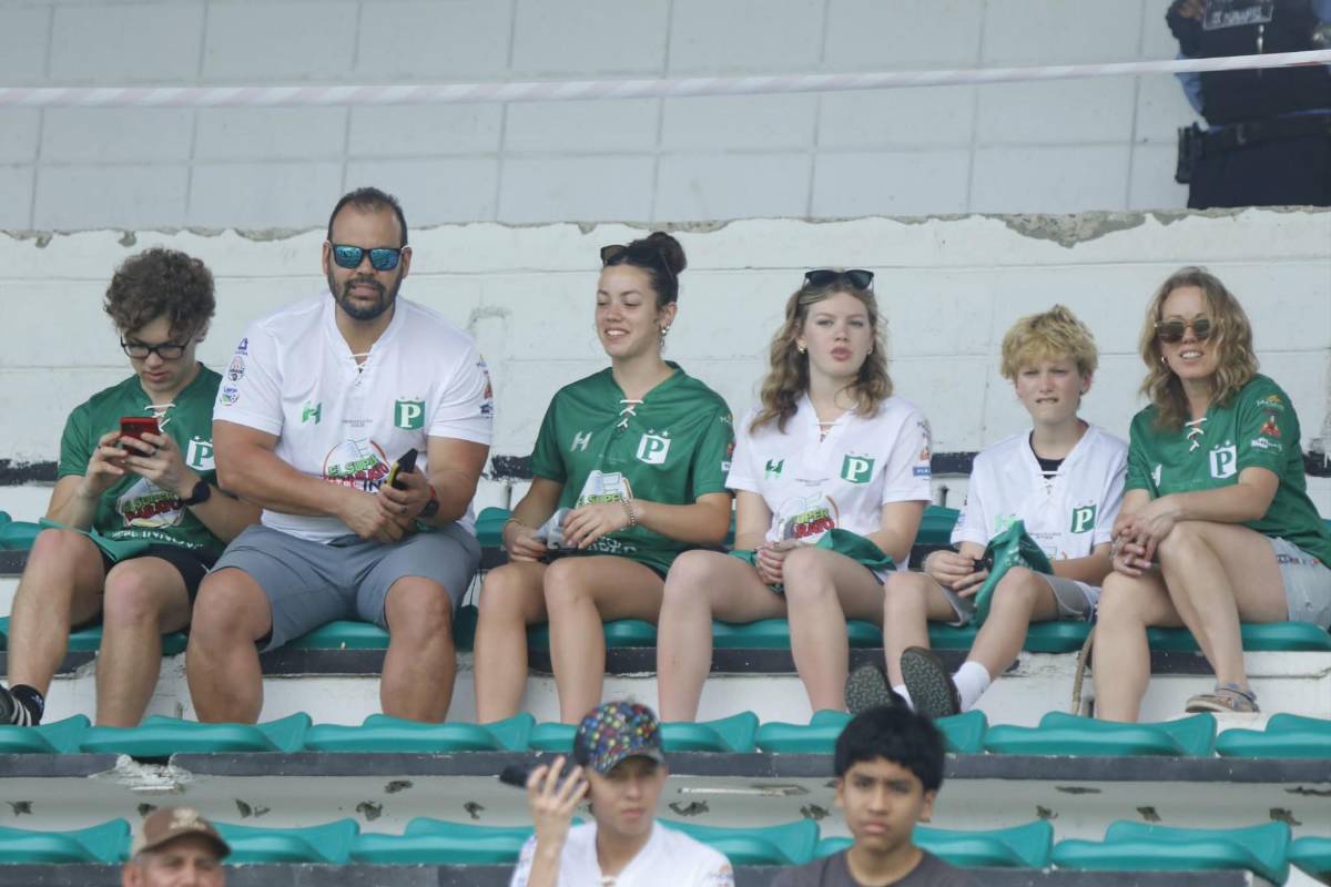 La preciosa rubia en las gradas que opacó a las modelos en el Excélsior y la leyenda hondureña que apoyó a Platense