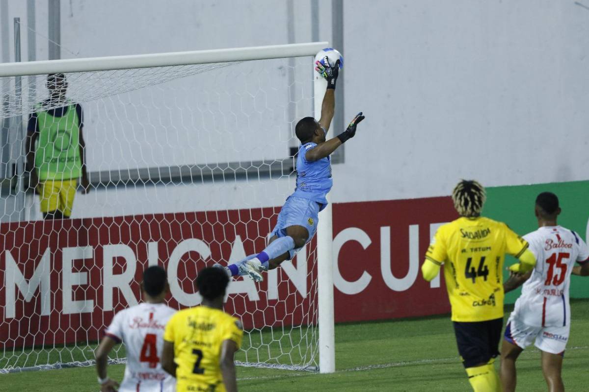 Atajadón de Buba López, pero Plaza Amador silencia el Morazán: la tristeza de Real España y belleza en las gradas
