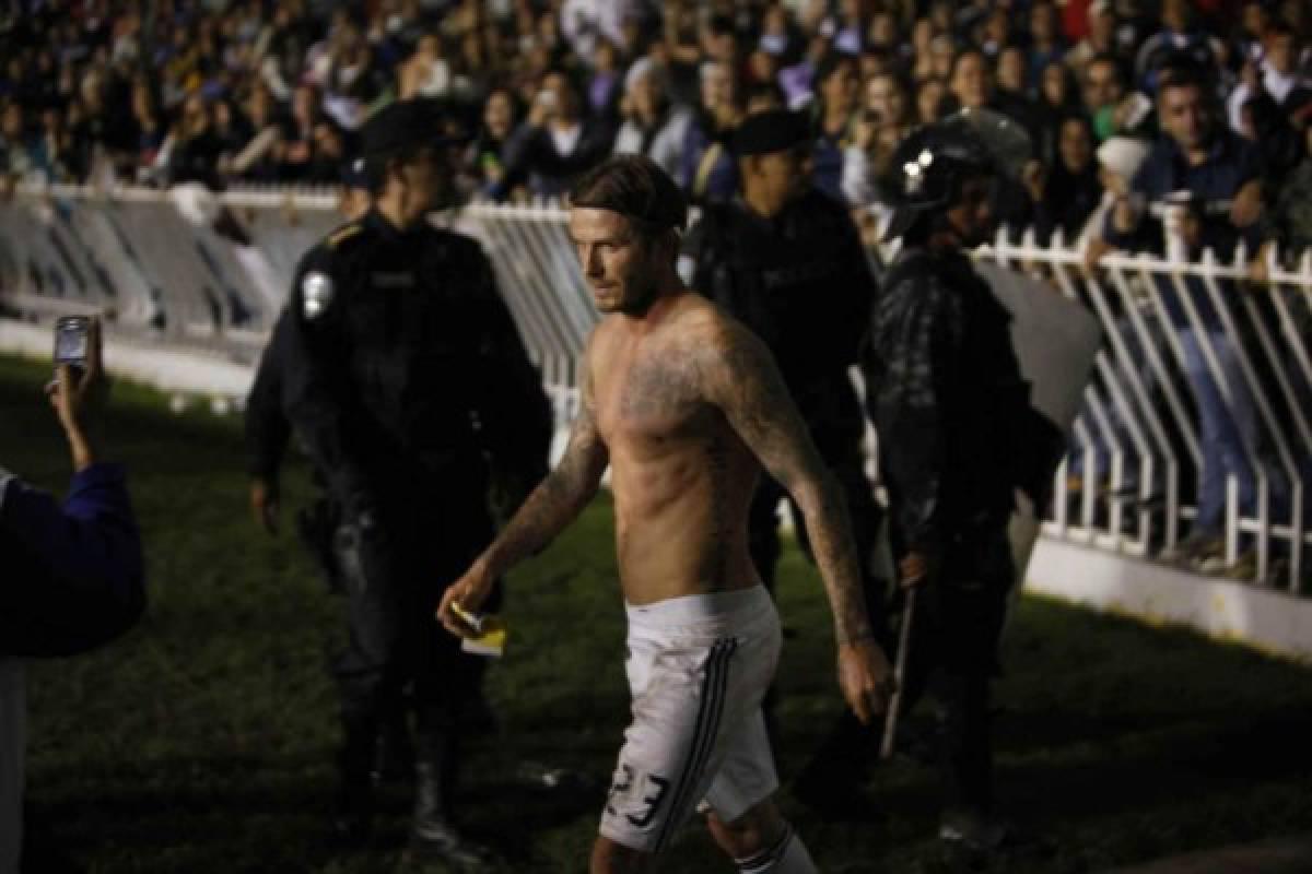 ¡Las mujeres enloquecieron! El día que David Beckham visitó Honduras y el Nacional explotó: ¿a quién regaló su camisa?