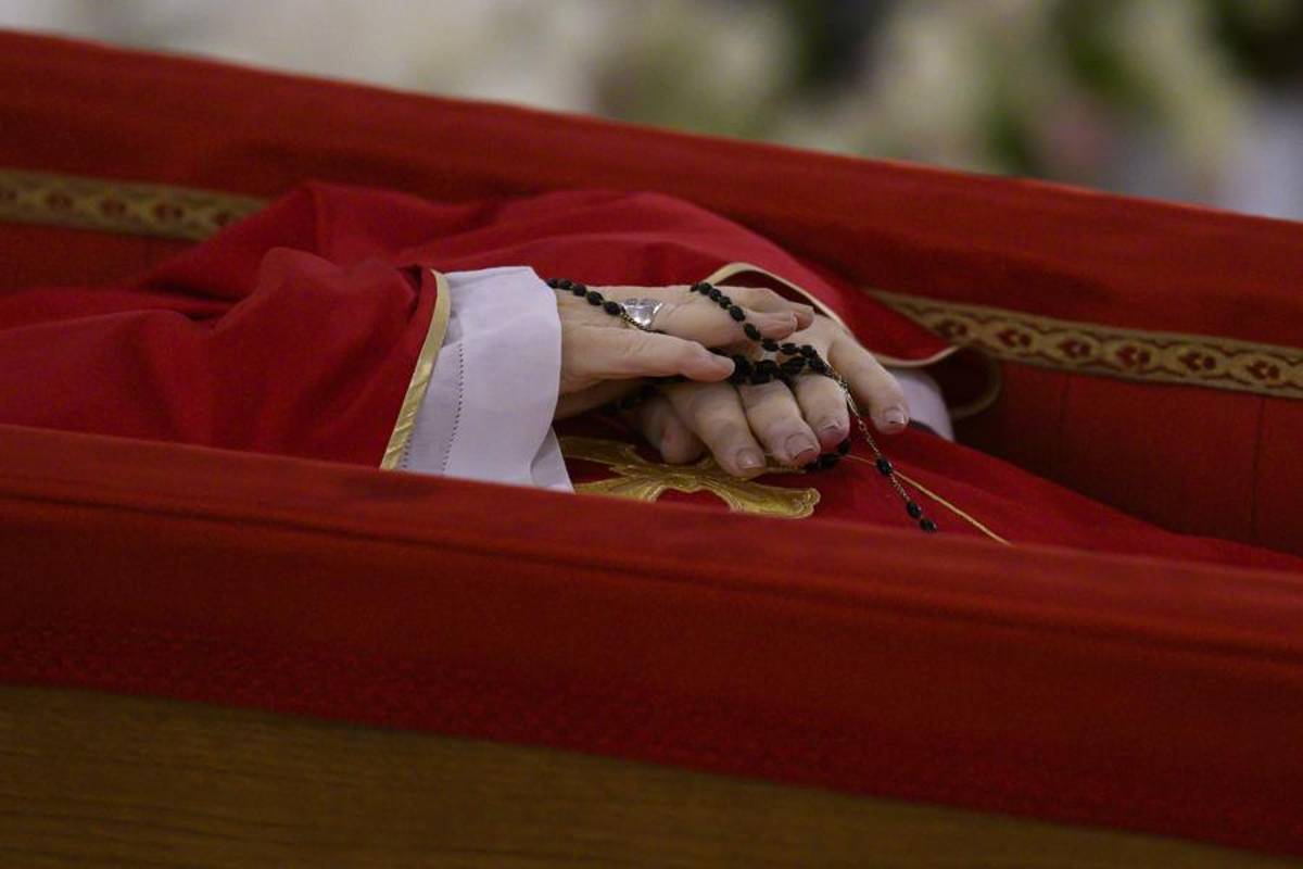 El Vaticano publicó las imágenes del papa Francisco en un ataúd de madera y confirma la fecha de su funeral