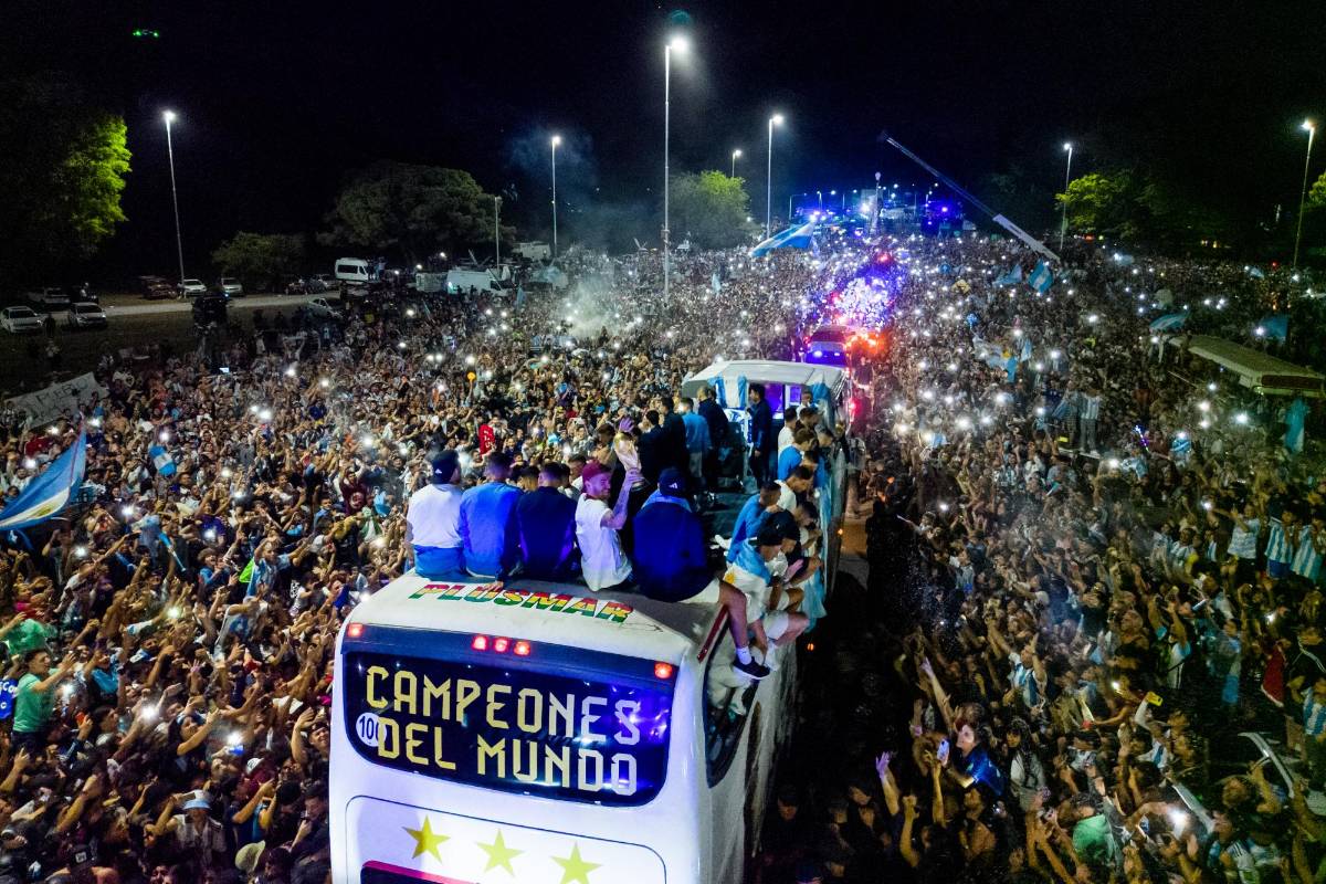La copa está en casa: El espectacular recibimiento en Argentina a Messi y los campeones del Mundo