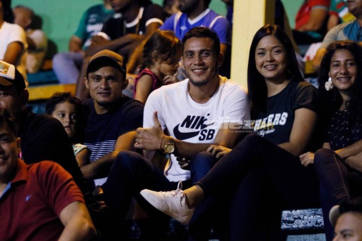 Beckeles pide perdón en La Ceiba, apagón en la Liga y legionario luce a su bella novia