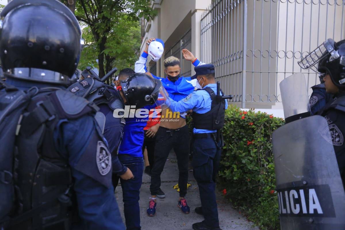 Imágenes de terror en el Morazán: Héridos y aficionados corriendo despavoridos previo al Real España-Olimpia