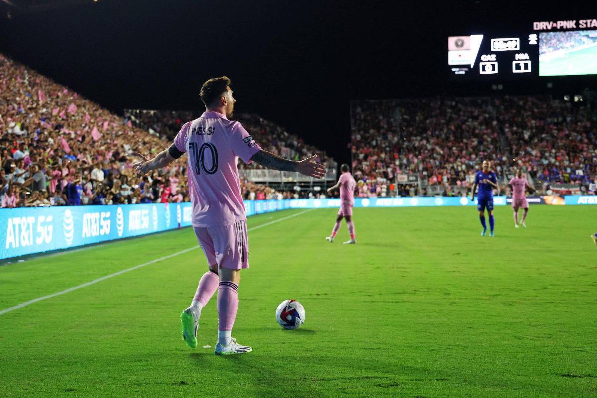 Así fue el debut de Messi con el Inter Miami ante Cruz Azul: Abrazo con una leyenda, el gesto del capitán y golazo de tiro libre
