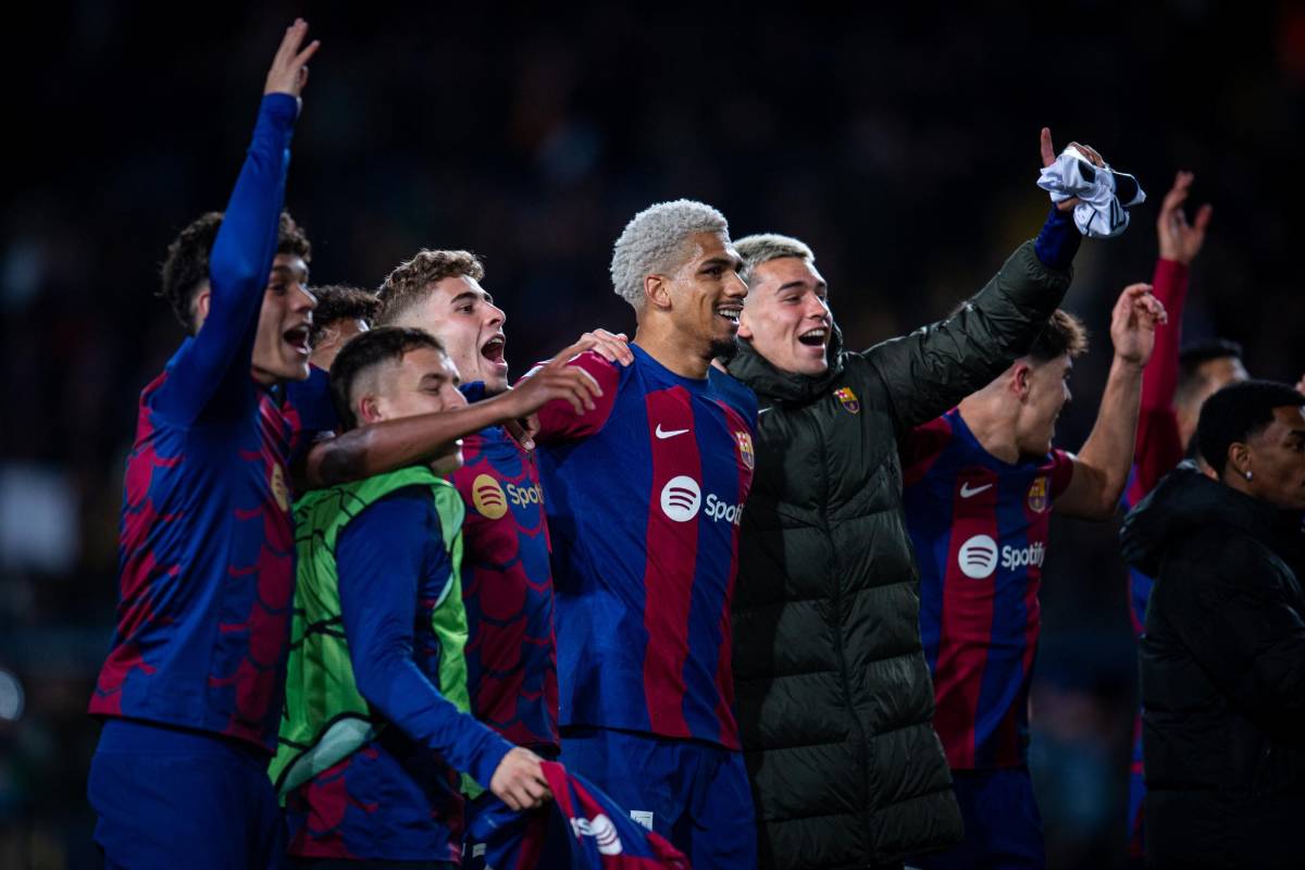 La eufórica celebración del Barcelona y Xavi por volver a cuartos de la Champions y el corte que sufrió Ronald Araújo