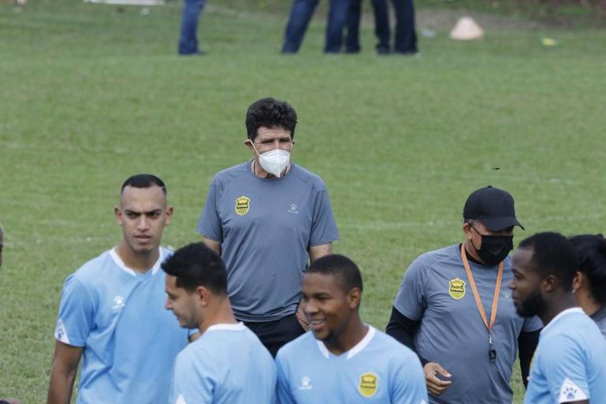 Así fue el primer día de Héctor Vargas con Real España; los ‘regalos’, el café, sus ayudantes y la charla