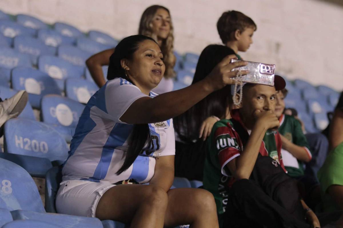 Le gritó con todo a su exequipo, noble causa de la Liga Hondubet y aficionadas de Marathón causaron furor en el estadio Olímpico