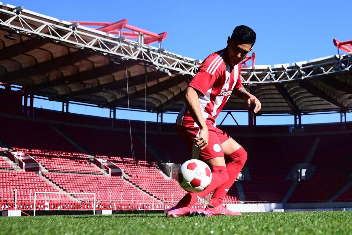 Con un carro de lujo y tirando magia: así fue presentado Luis Palma por Olympiacos en su regreso a Grecia