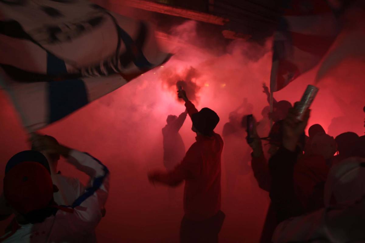 ¡Épico banderazo! Afición del Olimpia pide la 40 antes de la gran final contra Marathón