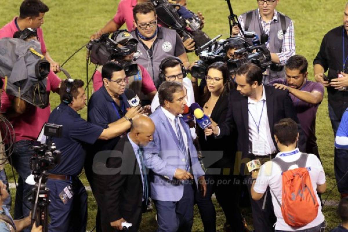 CURIOSAS: Espontáneos en el estadio Olímpico y flores para México