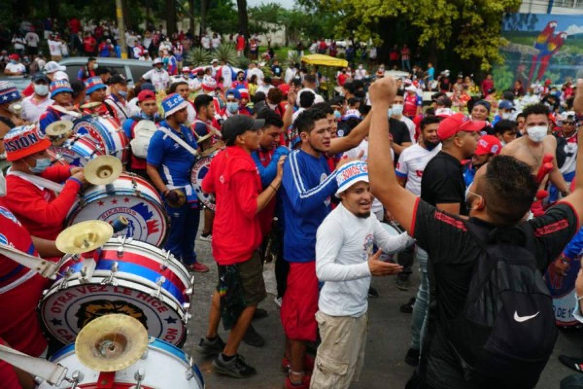 Hasta un legionario celebró la copa 32: Las otras imágenes del tremendo festejo del Olimpia