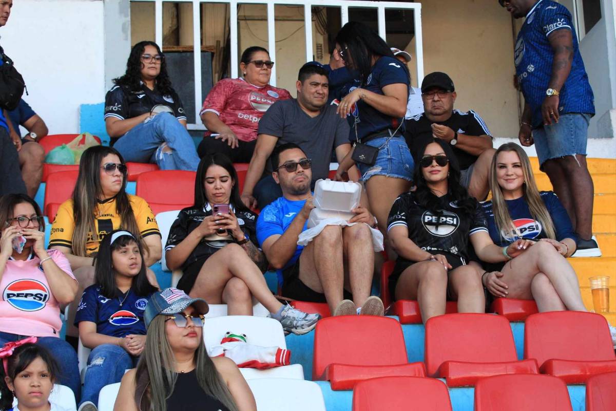 ¿Quién es la edecán que robó miradas? Familia Izaguirre sobresale y europeos no le quitan la mirada a los jugadores