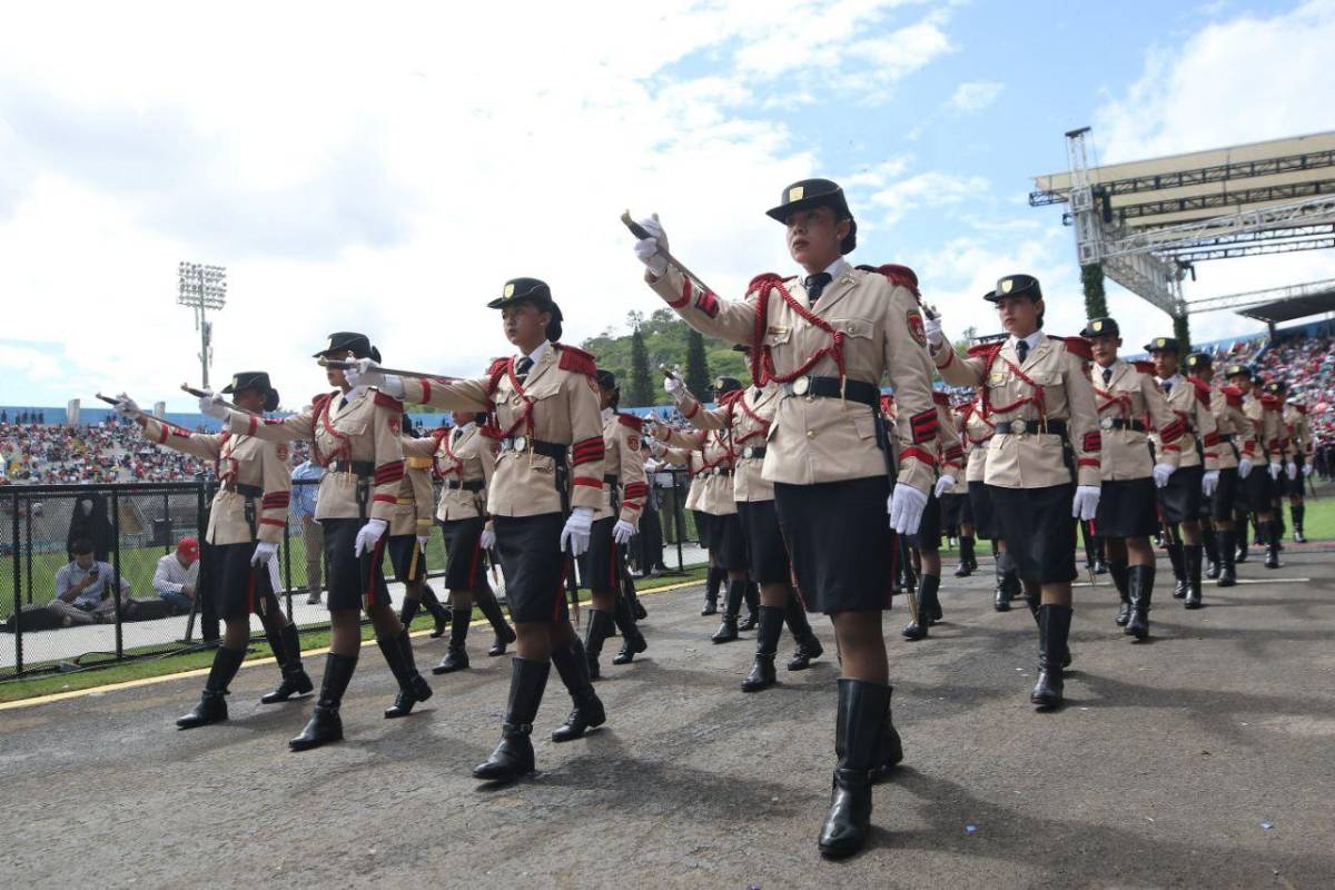Honduras: tiktokers en excelencia académica, bellas presentadoras, Teófimo López presente y patriotismo en el desfile del 15 de septiembre